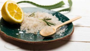 Pulire con limone e sale -