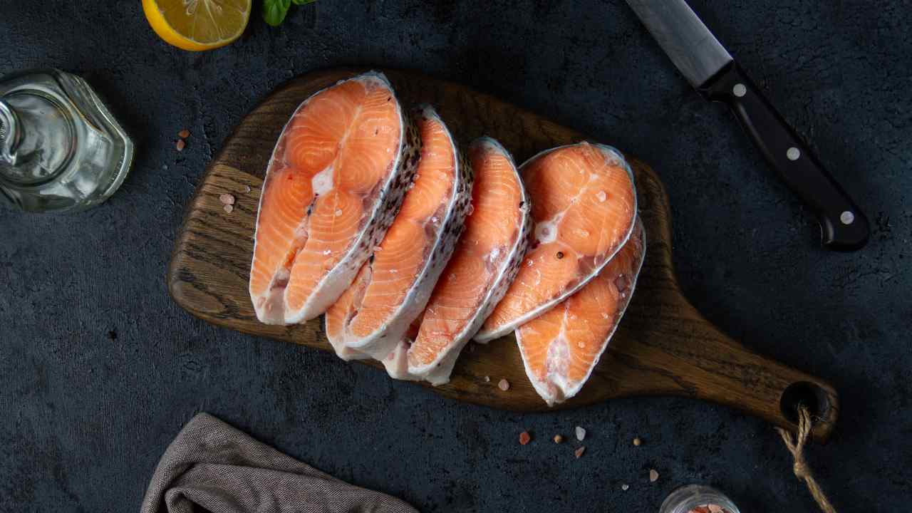 Se vi vendono così il salmone allora state rischiando grosso - cartoonmag.it credit Instagram