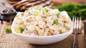 L'insalata russa si può mangiare con la ricetta originale oppure con tante varianti - Depositphotos