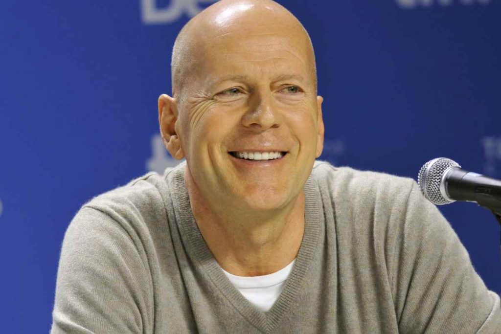 Sesto senso di M.Night, la confessione spunta solo ora: c’entra Bruce Willis | Ecco cosa combinava sul set