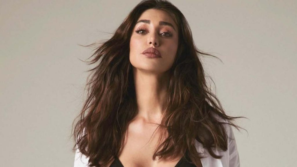 Belen Rodriguez: gesto simbolico con l’anello e messaggio per la sorella Cecilia