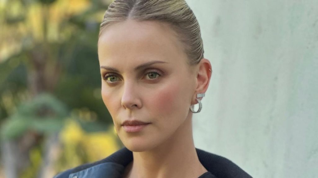 Charlize Theron attacca il matrimonio di Bezos: “Non sono stata invitata e va benissimo così”